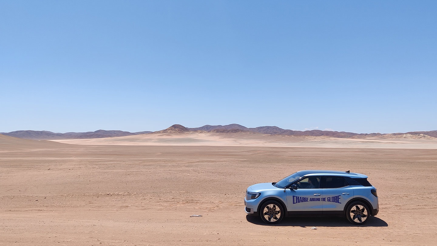 Το ηλεκτρικό Ford Explorer διασχίζει την έρημο κατά τη διάρκεια της πρόκλησης Charge Around the Globe.